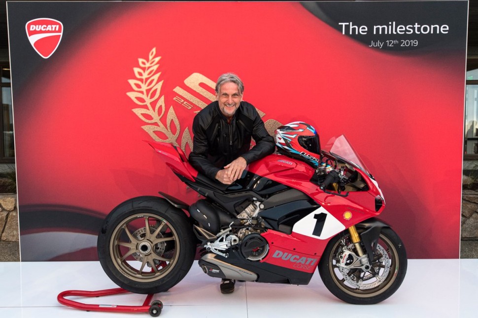 Карл Фогарти и юбилейная версия Ducati V4 916 Карл Фогарти и юбилейная версия Ducati V4 916