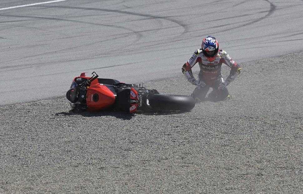 Альваро Баутиста получил травму при падении на Superpole Race в Laguna Seca Альваро Баутиста получил травму при падении на Superpole Race в Laguna Seca