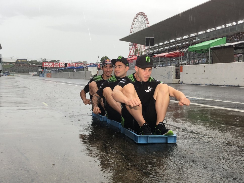 Kawasaki Racing Team готовится к дождевой практике Kawasaki Racing Team готовится к дождевой практике