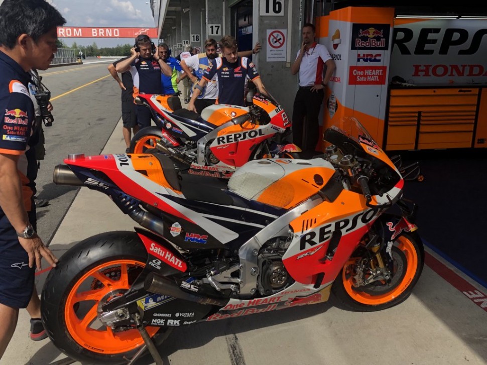 Три обновленных Honda RC213V в распоряжении Маркеса сегодня Три обновленных Honda RC213V в распоряжении Маркеса сегодня