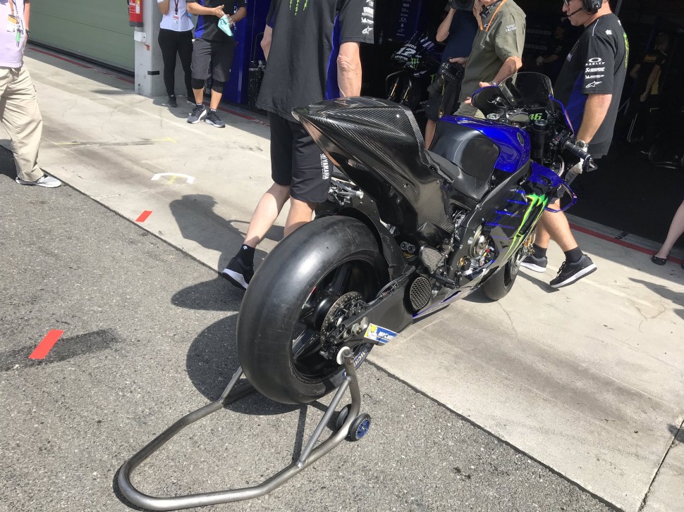 Yamaha YZR-M1 модели 2020 года в руках у Росси. Много работы предстоит. Yamaha YZR-M1 модели 2020 года в руках у Росси. Много работы предстоит.