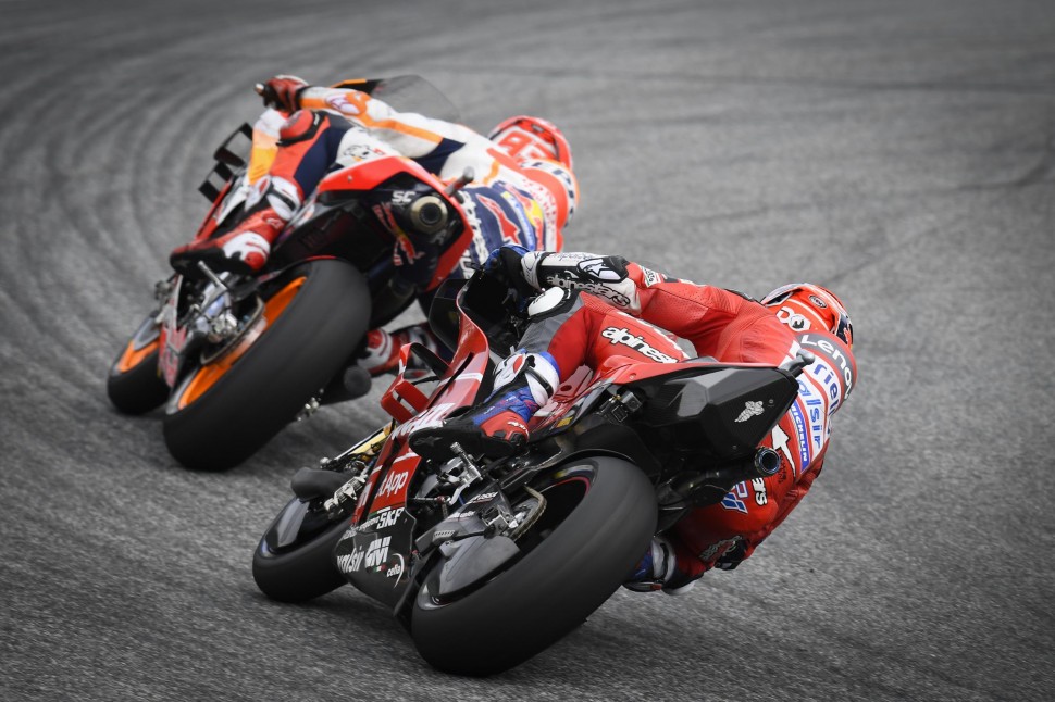Правый поворот - неожиданное преимущество Ducati над Honda... но только в этот самый день! Правый поворот - неожиданное преимущество Ducati над Honda... но только в этот самый день!