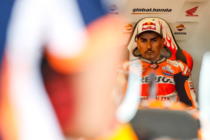 Хорхе Лоренцо вернулся в бокс Repsol Honda, но едет последним Хорхе Лоренцо вернулся в бокс Repsol Honda, но едет последним