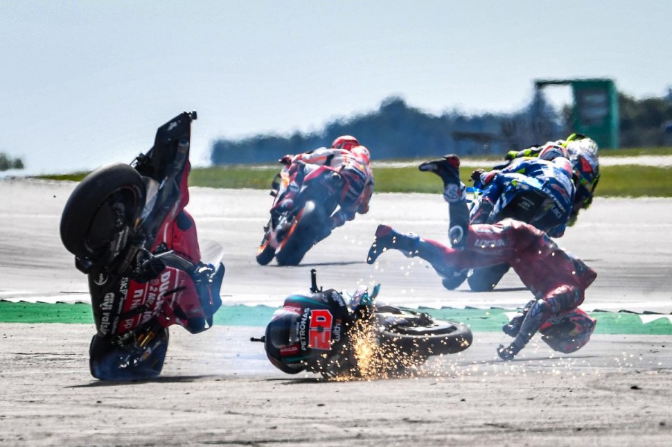 Перелетев через Yamaha, Ducati GP19 жестко приземлился на асфальт. Довициозо - тоже Перелетев через Yamaha, Ducati GP19 жестко приземлился на асфальт. Довициозо - тоже