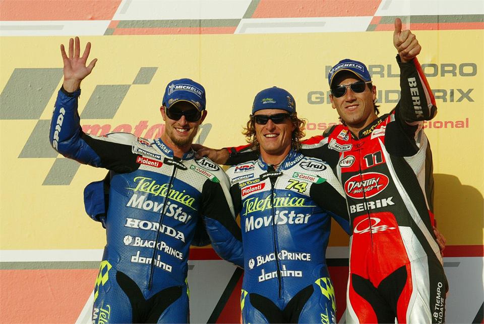 Кто такой Рубен Чаус? Вот он, на подиуме Гран-При Катара по MotoGP с Сетом Жибернау и Колином Эдвардсом Кто такой Рубен Чаус? Вот он, на подиуме Гран-При Катара по MotoGP с Сетом Жибернау и Колином Эдвардсом