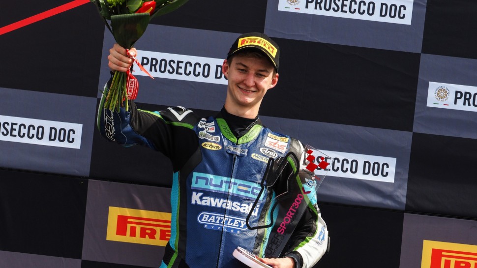 Никита Калинин взошел на подиум по итогам британской гонки WorldSSP300 2019 года Никита Калинин взошел на подиум по итогам британской гонки WorldSSP300 2019 года