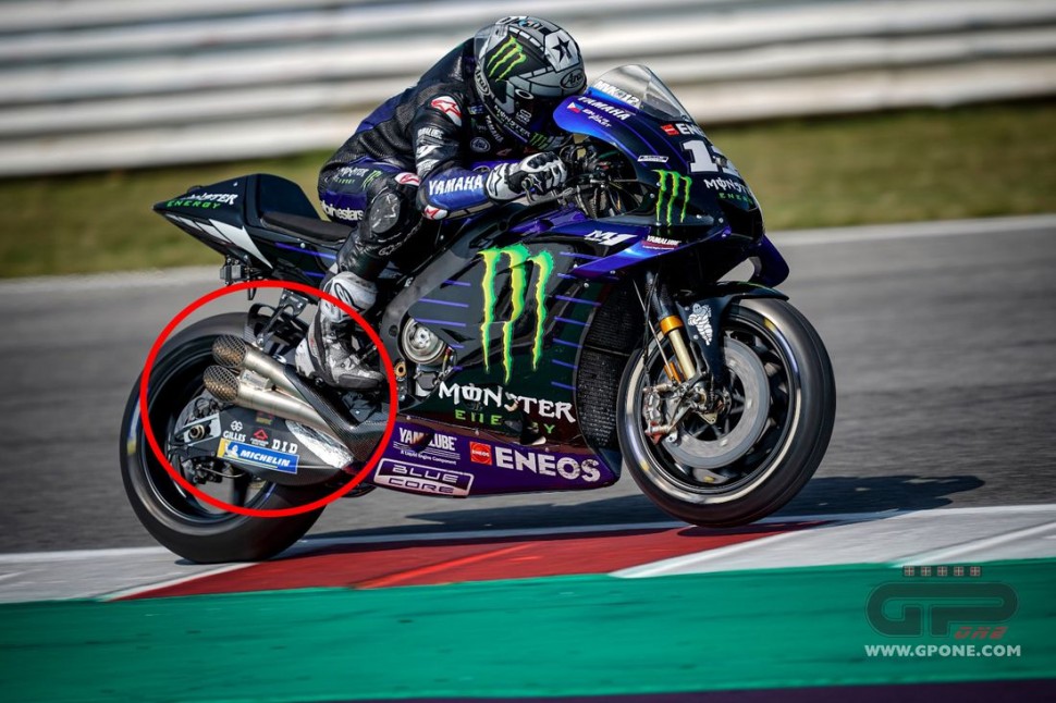 Новый двойной выпуск Akrapovic для Yamaha YZR-M1 на мотоцикле Виньялеса Новый двойной выпуск Akrapovic для Yamaha YZR-M1 на мотоцикле Виньялеса