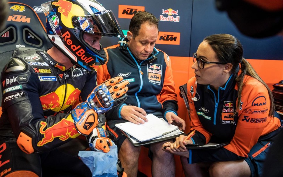 Пол Треватан (в центре), разработчик KTM RC16 Пол Треватан (в центре), разработчик KTM RC16