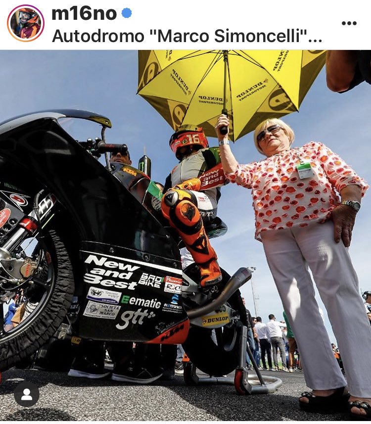 Андреа Миньо пригласил свою бабушку стать его grid girl на домашнем этапе в Мизано Андреа Миньо пригласил свою бабушку стать его grid girl на домашнем этапе в Мизано