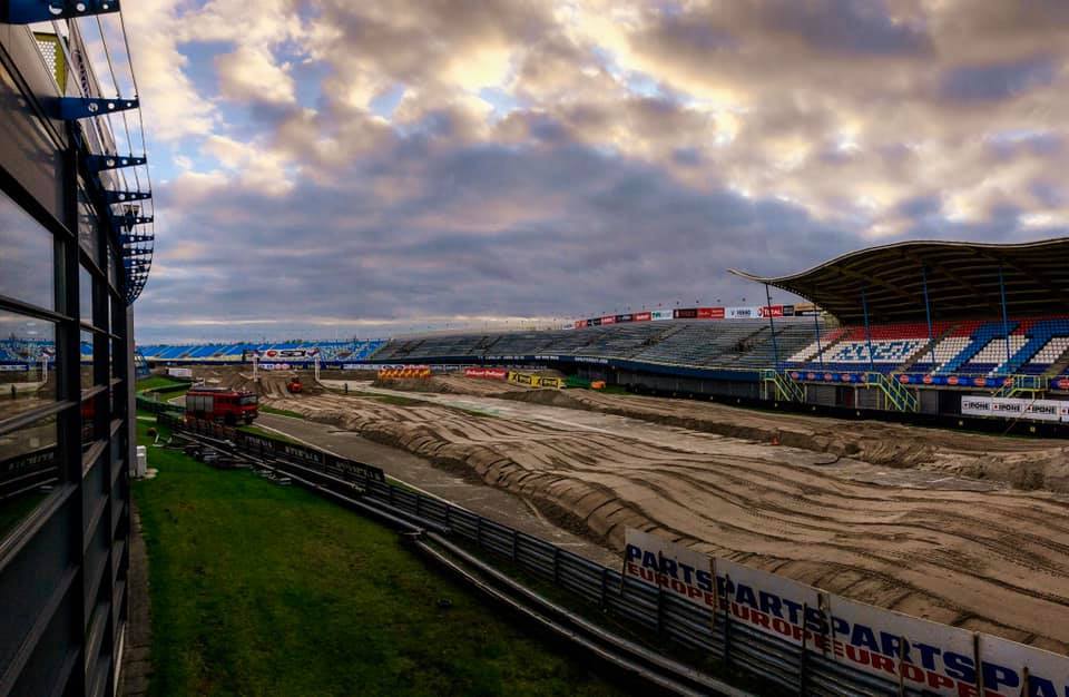Трасса в Ассене пролегает по части паддока и главной прямой TT Circuit Трасса в Ассене пролегает по части паддока и главной прямой TT Circuit