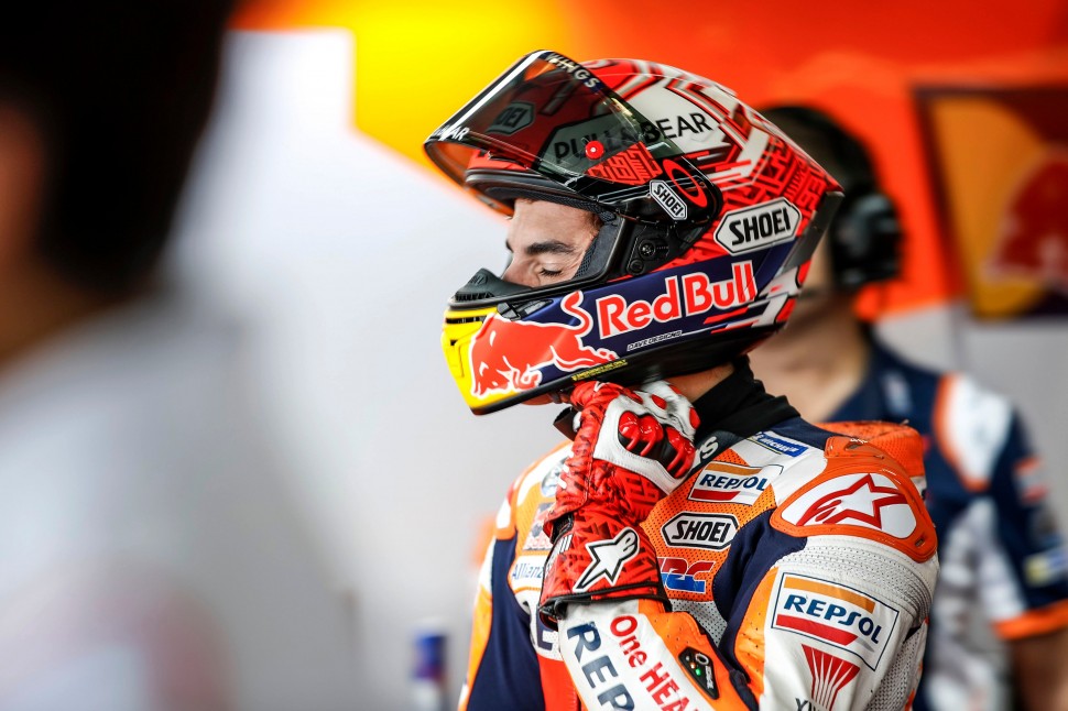 Маркес вернулся с обследования и сразу же - в бокс Repsol Honda Маркес вернулся с обследования и сразу же - в бокс Repsol Honda