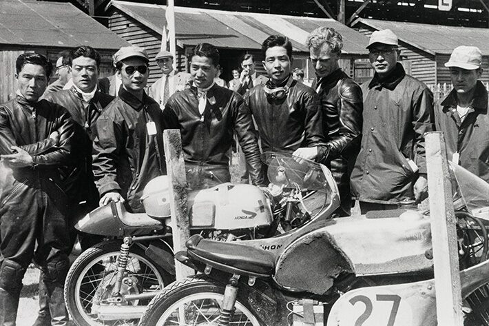Соичиро Хонда и команда Honda на о.Мэн в дебютной гонке Мото Гран-При, 1959 Соичиро Хонда и команда Honda на о.Мэн в дебютной гонке Мото Гран-При, 1959