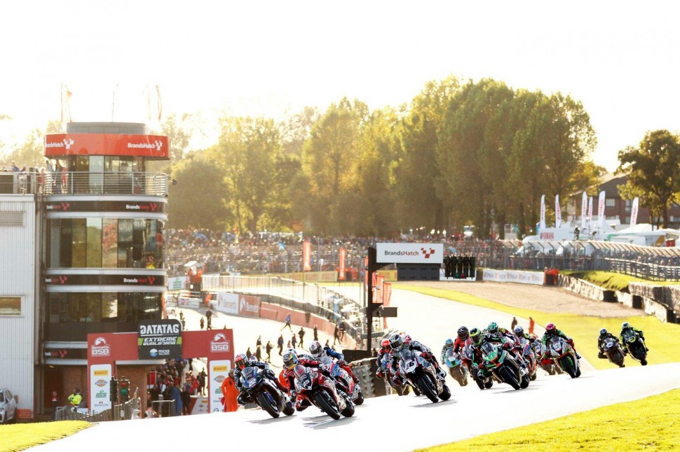 Старт субботней гонки BSB на Brands Hatch Старт субботней гонки BSB на Brands Hatch