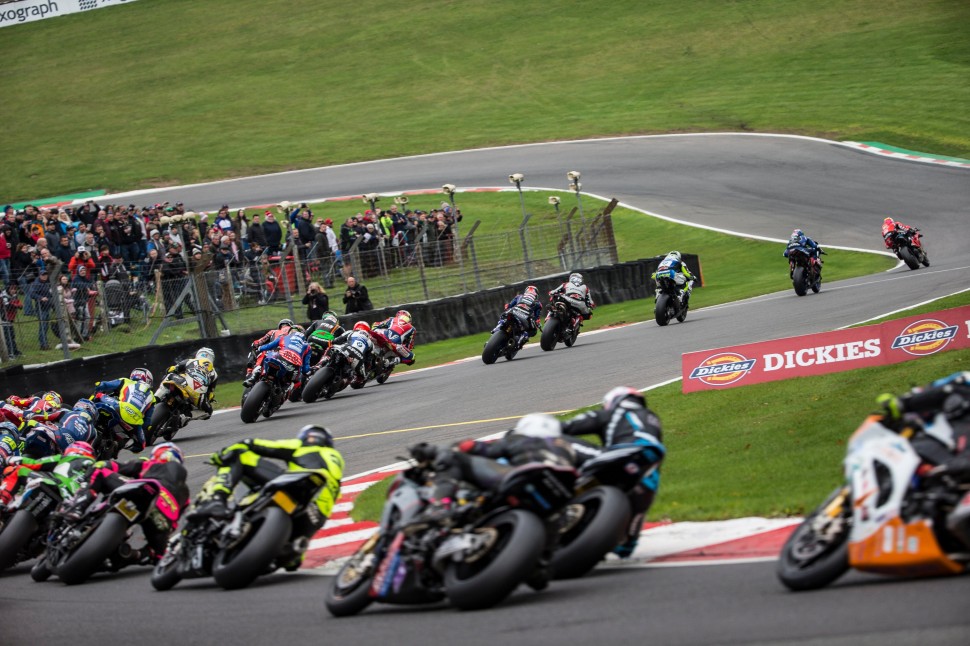 Старт воскресной гонки BSB на Brands Hatch Старт воскресной гонки BSB на Brands Hatch