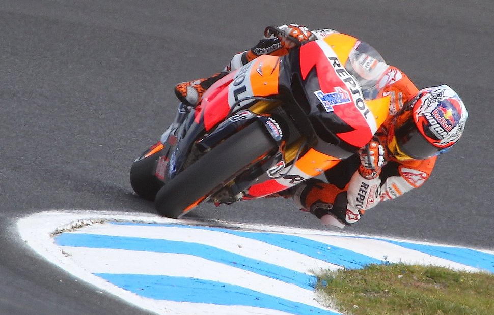 Непревзойденный Кейси Стоунер дрифтует в повороте имени себя на Honda RC212V (2012) Непревзойденный Кейси Стоунер дрифтует в повороте имени себя на Honda RC212V (2012)