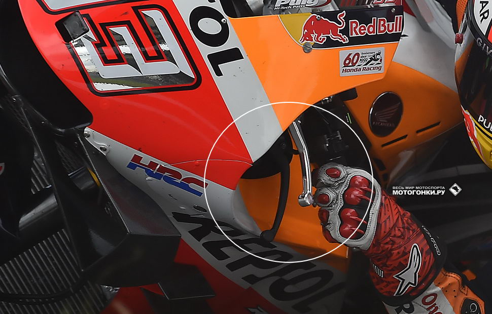 Особенное решение на Honda RC213V Марка Маркеса - второй рычаг рядом со сцеплением Особенное решение на Honda RC213V Марка Маркеса - второй рычаг рядом со сцеплением