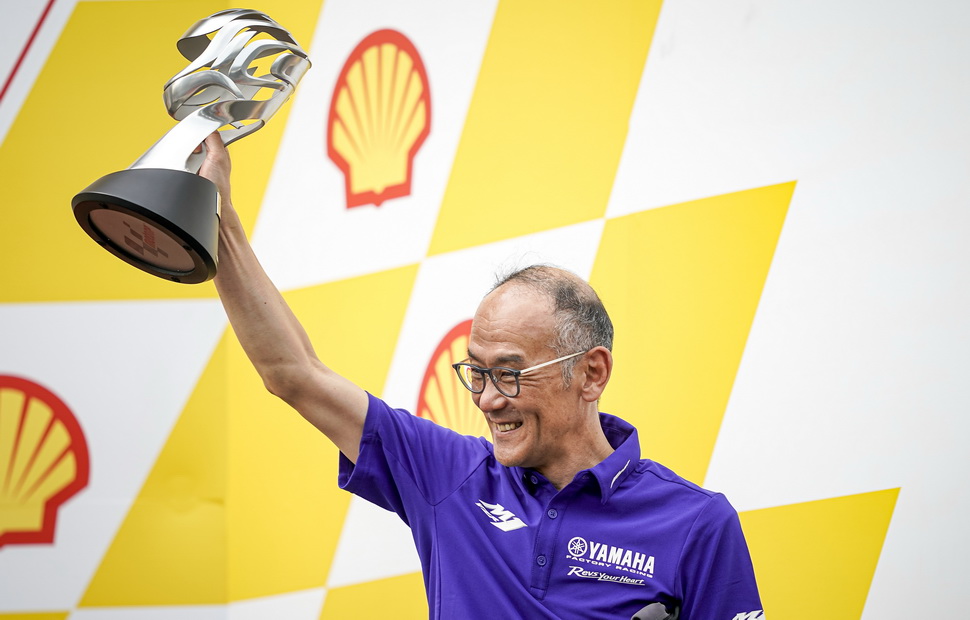Приз производителю вручили Президенту Yamaha Motor Co. Йосихиро Хидаке Приз производителю вручили Президенту Yamaha Motor Co. Йосихиро Хидаке