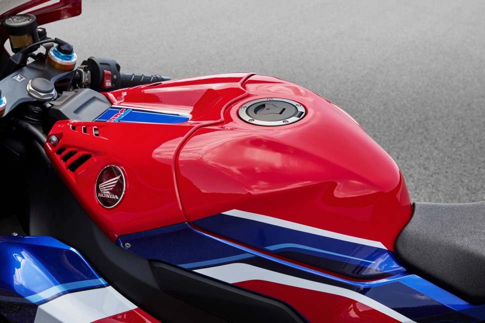 Новый бак такого же объема, но ниже на 40 мм Honda Fireblade CBR1000RR-R (2020) Новый бак такого же объема, но ниже на 40 мм Honda Fireblade CBR1000RR-R (2020)
