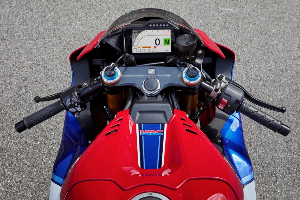 Кокпит Honda CBR1000RR-R/ RR-R SP (2020) Кокпит Honda CBR1000RR-R/ RR-R SP (2020)