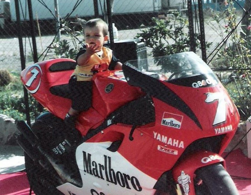Совсем маленький Икер в седле Yamaha YZR500 Карлоса Чеки (2001 или 2002 год) Совсем маленький Икер в седле Yamaha YZR500 Карлоса Чеки (2001 или 2002 год)
