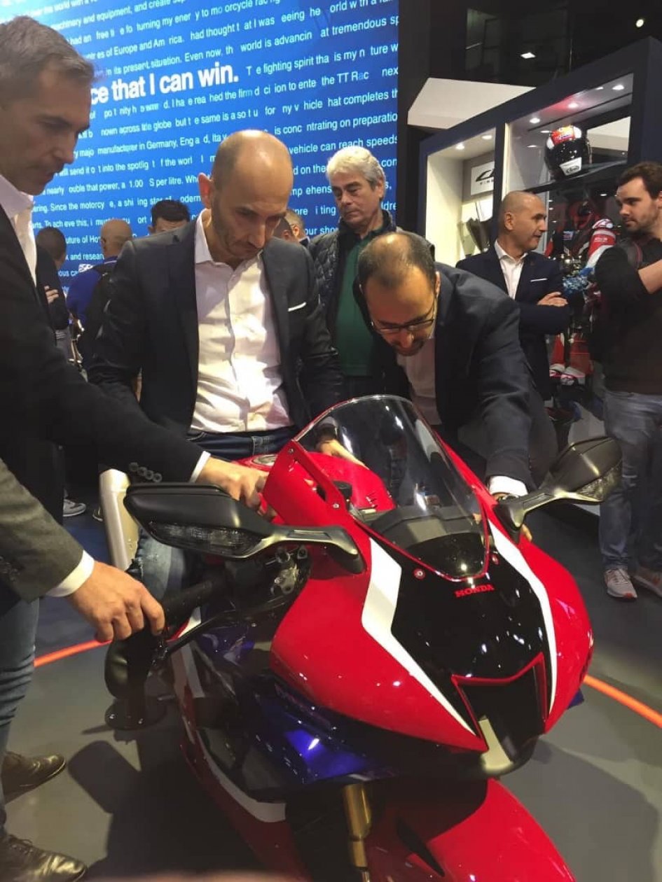 Президент Ducati Клаудио Доменикали примерился к новому Honda Fireblade CBR1000RR-R (2020) Президент Ducati Клаудио Доменикали примерился к новому Honda Fireblade CBR1000RR-R (2020)