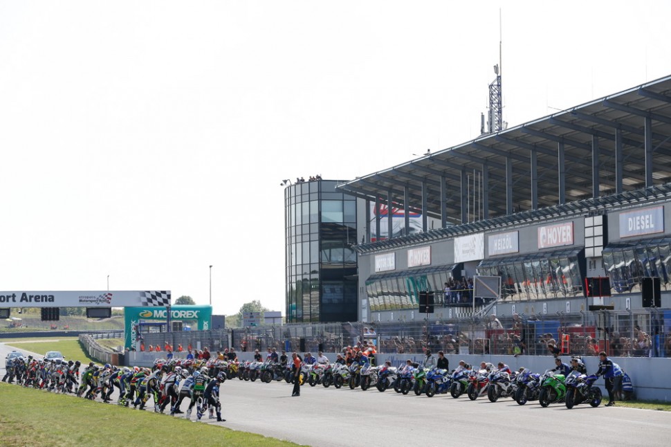 Старт гонки Мирового Эндуранса - Oschersleben 8 Hours Старт гонки Мирового Эндуранса - Oschersleben 8 Hours