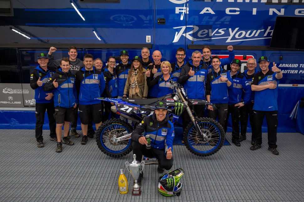 Готье Полен на подиуме Гран-При Ломбардии - Monster Energy Wilvo Yamaha MXGP празднует Готье Полен на подиуме Гран-При Ломбардии - Monster Energy Wilvo Yamaha MXGP празднует