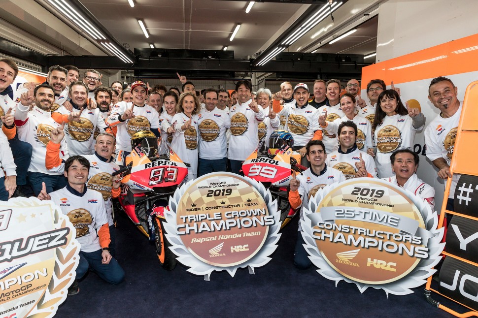 Первое, что я хотел, отпраздновать с командой - все же Repsol Honda взяла титул! Первое, что я хотел, отпраздновать с командой - все же Repsol Honda взяла титул!