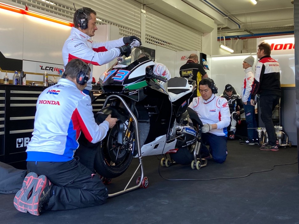 Honda RC213V Алекса Маркеса готовят к выезду после обеда Honda RC213V Алекса Маркеса готовят к выезду после обеда