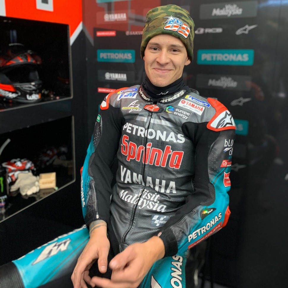 Фабио Куартараро долго не выходил на трек - слишком холодно! Теплая шапка Alpinestars очень кстати Фабио Куартараро долго не выходил на трек - слишком холодно! Теплая шапка Alpinestars очень кстати