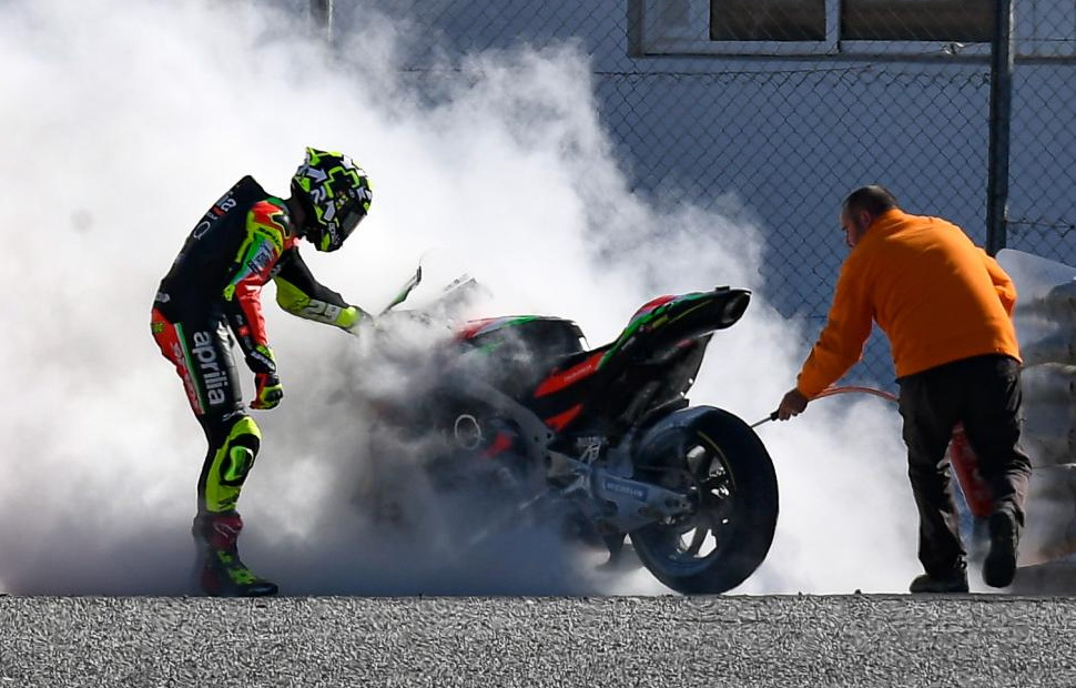 Горим! Новый Aprilia RS-GP пыхнул на главной прямой Ricardo Tormo Circuit Горим! Новый Aprilia RS-GP пыхнул на главной прямой Ricardo Tormo Circuit