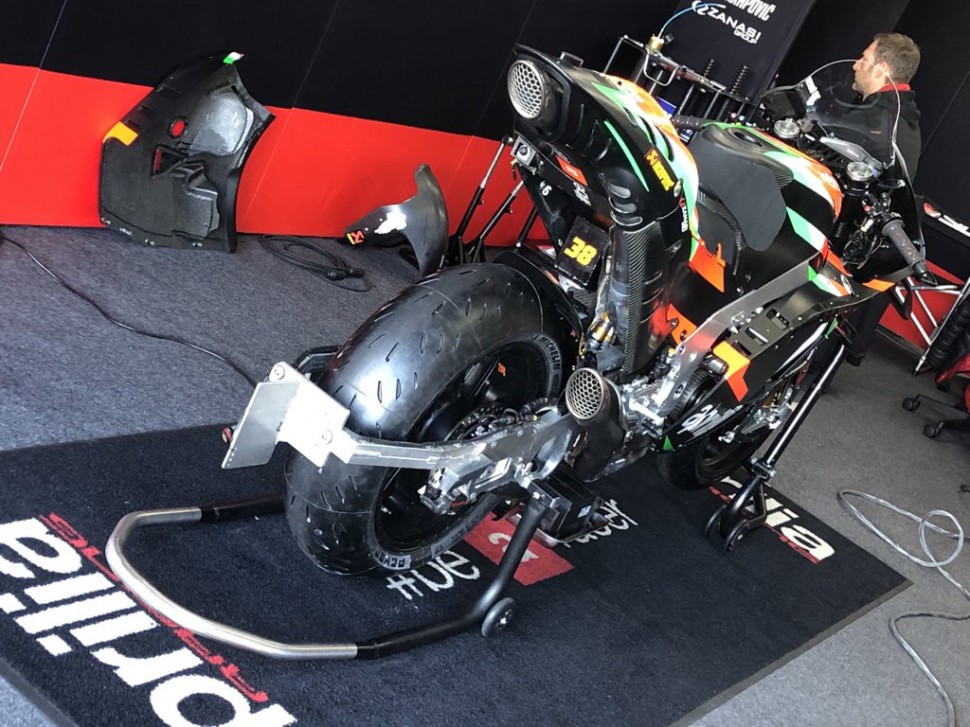 Следом за Ducati, и Aprilia вывела на трек мотоциклы, оснащенные оптическими треккерами Следом за Ducati, и Aprilia вывела на трек мотоциклы, оснащенные оптическими треккерами