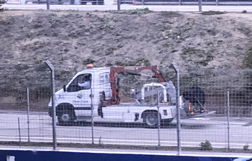 Эвакуатор везет в паддок Honda RC213V Марка Маркеса после аварии в последнем повороте Circuito de Jerez Эвакуатор везет в паддок Honda RC213V Марка Маркеса после аварии в последнем повороте Circuito de Jerez