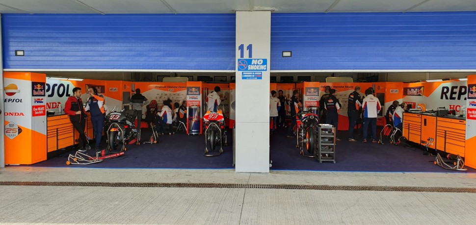 Братья Маркесы теперь под одной крышей: гараж Repsol Honda на Circuito de Jerez Братья Маркесы теперь под одной крышей: гараж Repsol Honda на Circuito de Jerez