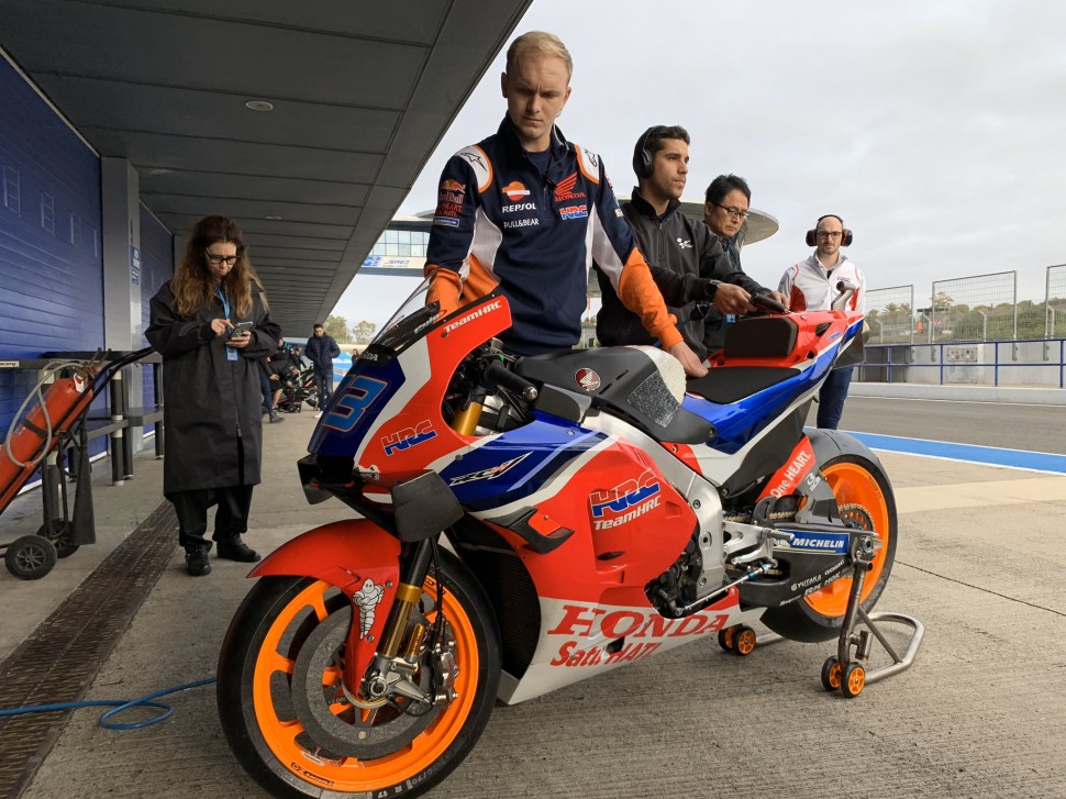 Honda RC213V Алекса Маркеса готовят к первому выезду на тестах в Хересе: новые цвета! Honda RC213V Алекса Маркеса готовят к первому выезду на тестах в Хересе: новые цвета!