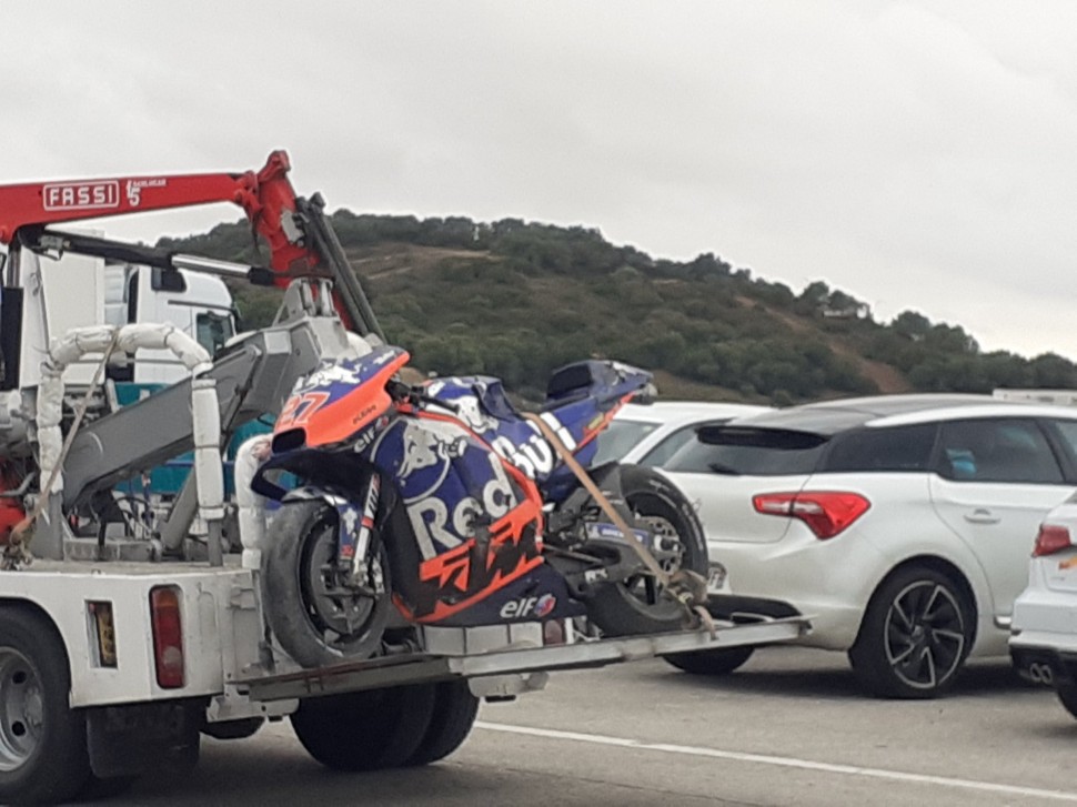 KTM RC16 Икера Лекуоны немного пострадал после вылета в 4-м повороте, но меньше, чем гонщик KTM RC16 Икера Лекуоны немного пострадал после вылета в 4-м повороте, но меньше, чем гонщик