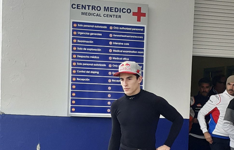 Марк Маркес чернее тучи на выходе из Мед.центра Circuito de Jerez: он знает, что все плохо Марк Маркес чернее тучи на выходе из Мед.центра Circuito de Jerez: он знает, что все плохо