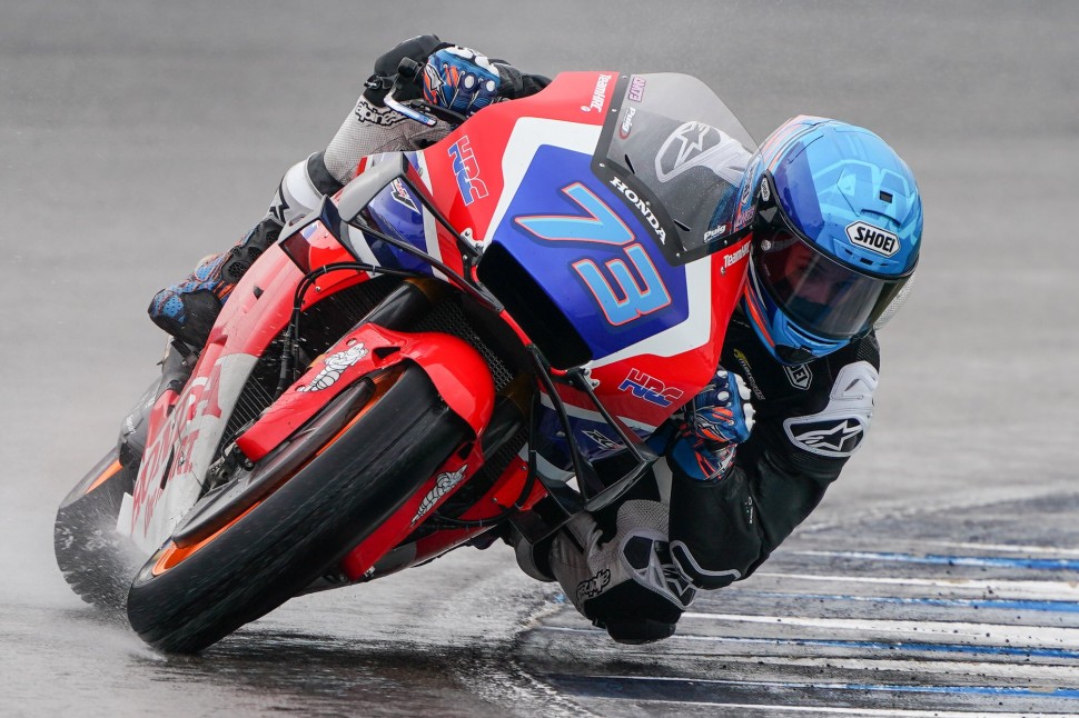 Алекс Маркес впервые опробовал заводской Honda RC213V в дождевых условиях Алекс Маркес впервые опробовал заводской Honda RC213V в дождевых условиях