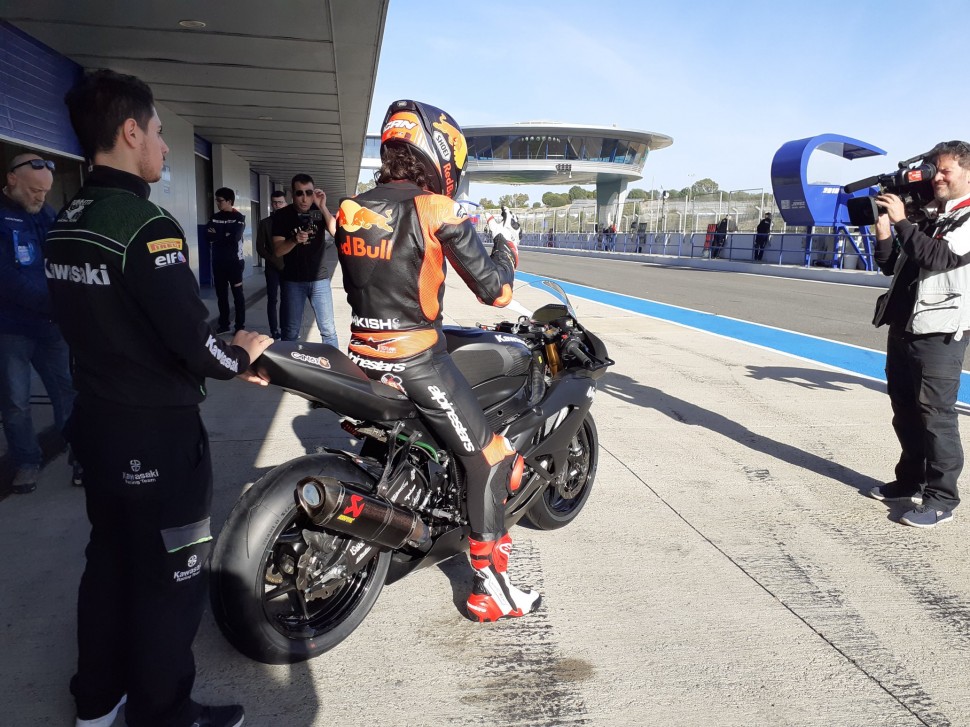 Чан Онжу в комбинезоне Red Bull KTM - первый выезд на мотоцикле Kawasaki ZX-6R в WSS Чан Онжу в комбинезоне Red Bull KTM - первый выезд на мотоцикле Kawasaki ZX-6R в WSS