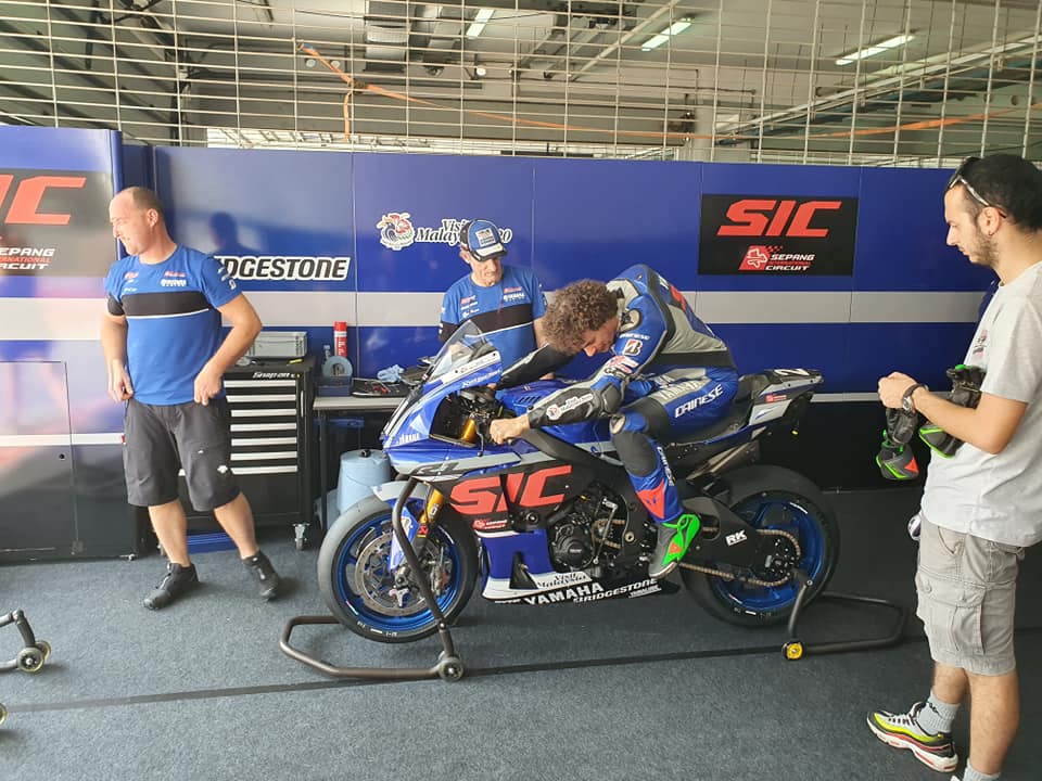 Франко Морбиделли примеряется к Yamaha R1, подготовленному для SIC Racing Team австрияками Франко Морбиделли примеряется к Yamaha R1, подготовленному для SIC Racing Team австрияками