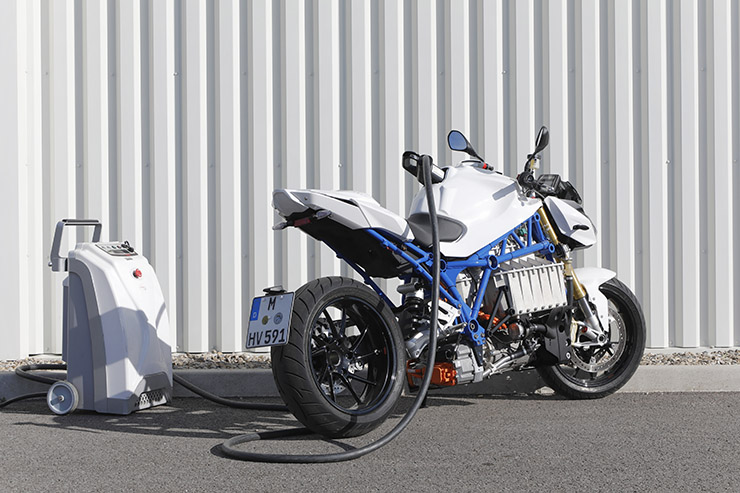 BMW eRoadster Prototype на зарядке BMW eRoadster Prototype на зарядке