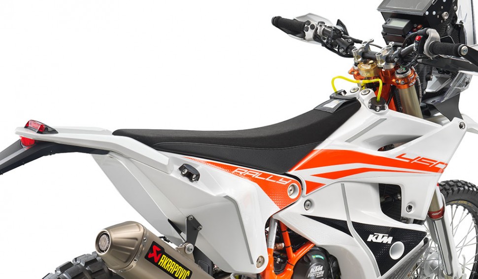 KTM 450 Rally Dakar Replica: вся задняя часть мотоцикла - один большой бензобак KTM 450 Rally Dakar Replica: вся задняя часть мотоцикла - один большой бензобак