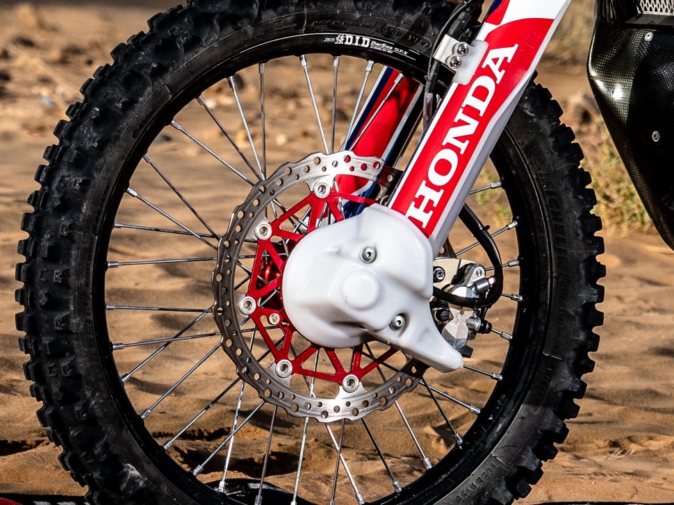 Honda CRF450 Rally: большущий тормозной диск для резкого осаживания мотоцикла со скоростей за 160 км/ч Honda CRF450 Rally: большущий тормозной диск для резкого осаживания мотоцикла со скоростей за 160 км/ч