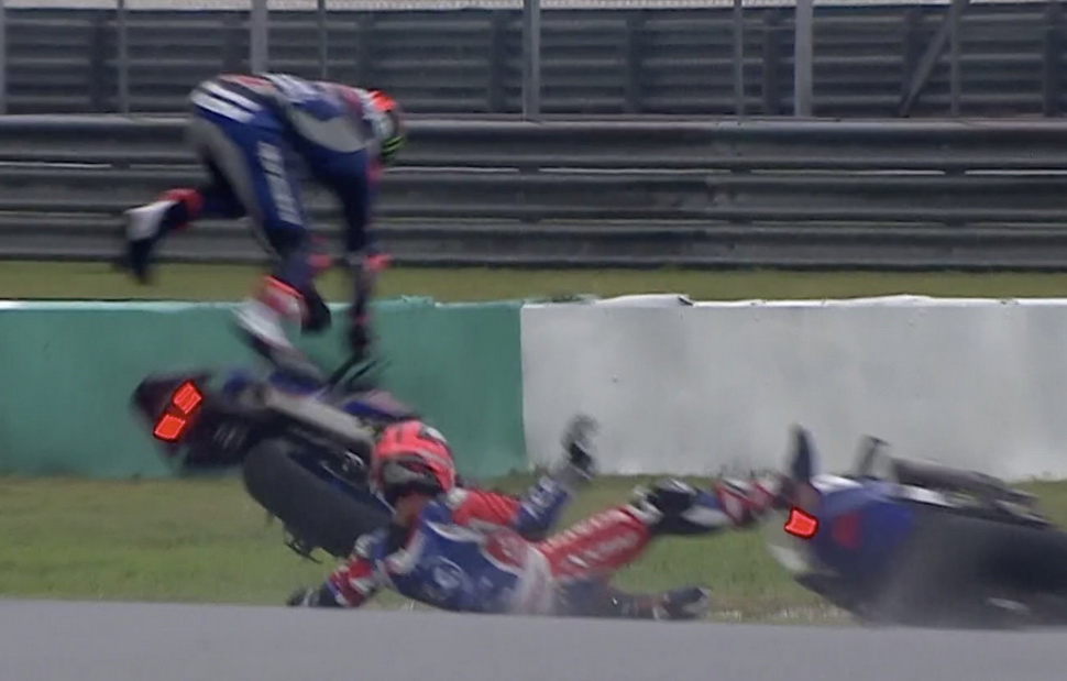 Столкновение явных лидеров гонки - F.C.C. TSR Honda и Yamaha Sepang Racing Столкновение явных лидеров гонки - F.C.C. TSR Honda и Yamaha Sepang Racing