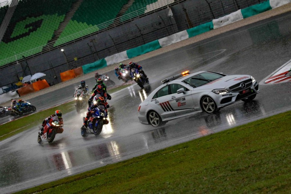 Первые круги прошли под Safety Car Первые круги прошли под Safety Car
