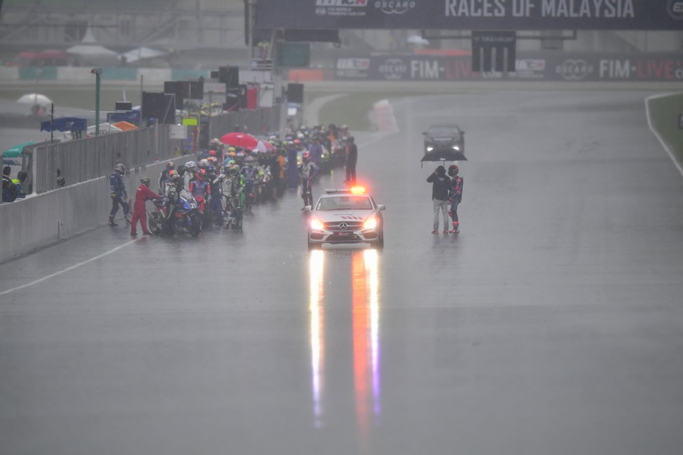 Старт Sepang 8 Hours задерживается уже на 1 час - в ожидании зеленого света Старт Sepang 8 Hours задерживается уже на 1 час - в ожидании зеленого света