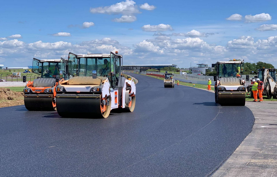 Финальные штрихи перед Гран-При Великобритании - финишный слой на Silverstone, 22 июня 2019 Финальные штрихи перед Гран-При Великобритании - финишный слой на Silverstone, 22 июня 2019