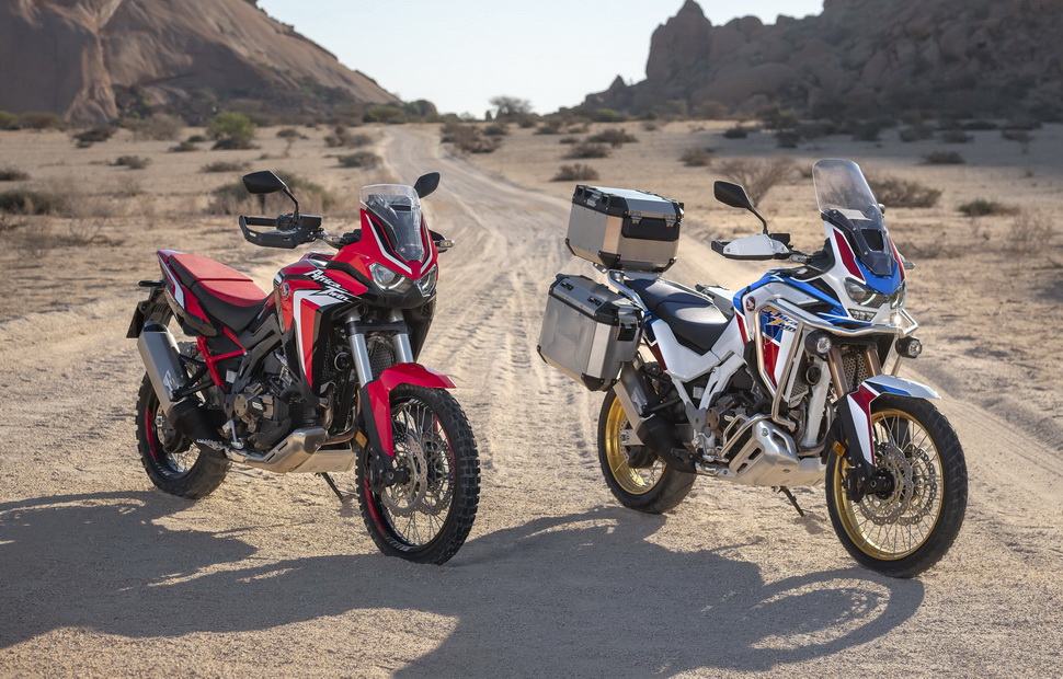 Honda CRF1100L Africa Twin (2020) слева, Adventure Sports (2020) справа Honda CRF1100L Africa Twin (2020) слева, Adventure Sports (2020) справа
