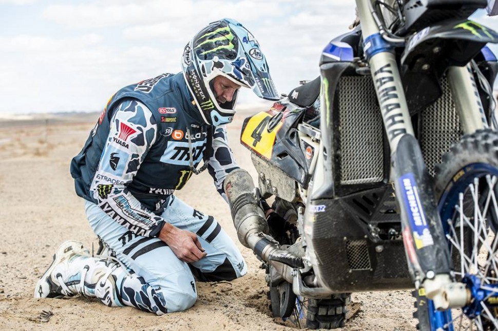 Гонка завершена для Адриена Ван Беверена (Yamaha Factory Racing) Гонка завершена для Адриена Ван Беверена (Yamaha Factory Racing)