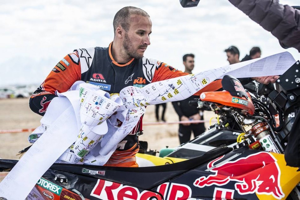 Сэм Сандерленд, KTM Factory Racing готовит роадбук к утреннему старту Сэм Сандерленд, KTM Factory Racing готовит роадбук к утреннему старту